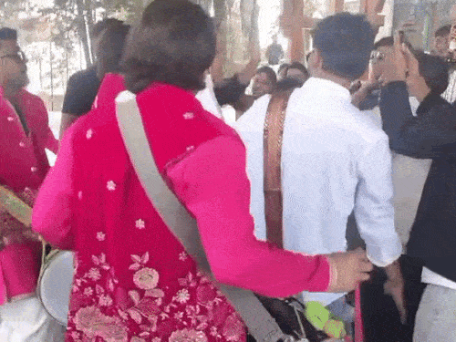 कुलदीप जैसे ही होटल के एंट्री गेट पर पहुंचे तो जश्न शुरू हो गया था।